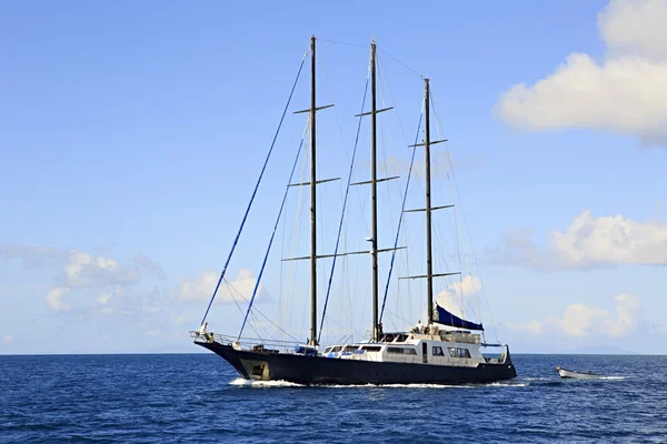 Gran yate de vela en el océano Índico . — Foto de Stock