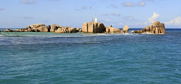 Enormi massi di granito vicino all'isola di Praslin nell'Oceano Indiano . — Foto Stock