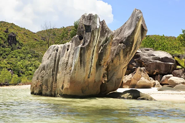 インド洋のキュリーズ島の美しい巨大な花崗岩の岩. — ストック写真