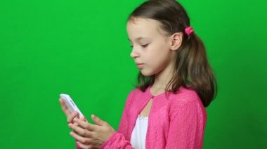 Duygusal küçük kız Smartphone'da konuşuyor.