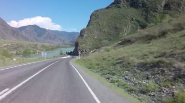 Dağ nehir Chuysky Trakt boyunca Katun