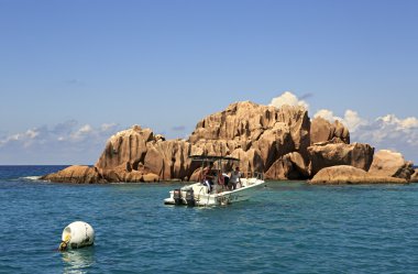 St. Pierre Ada Hint Okyanusu'nda büyük Granit kayalar yakınındaki turizm ile tekne.