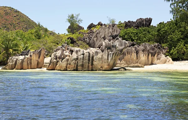 インド洋のキュリーズ島でビーチで美しい巨大な花崗岩の岩. — ストック写真