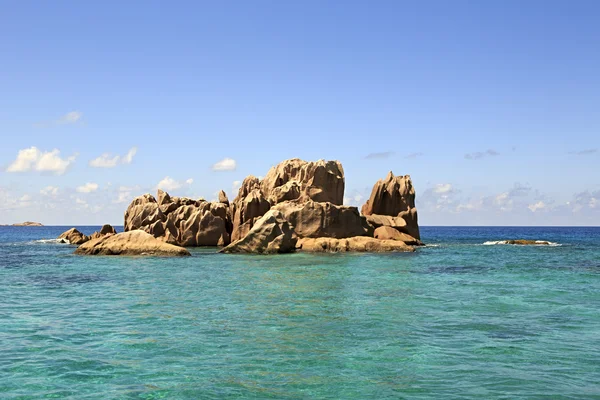 聖 Pierre の島インド洋の美しい巨大な花崗岩の岩. — ストック写真