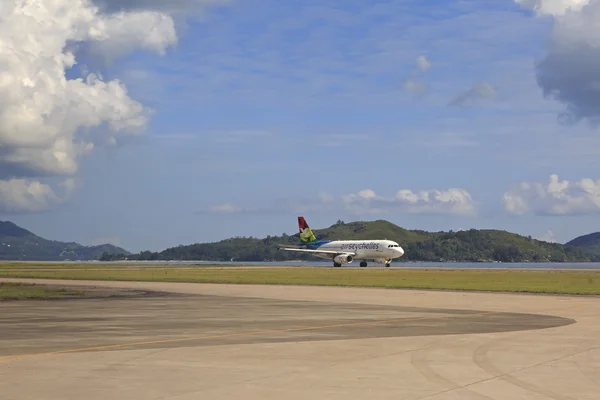Lokalne linie lotnicze samolotów na Seychelles lotnisko na wyspie Mahe. — Zdjęcie stockowe