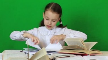 Duygusal küçük kız şımarık kağıt gözyaşları. Ödev yapmak çocuk.