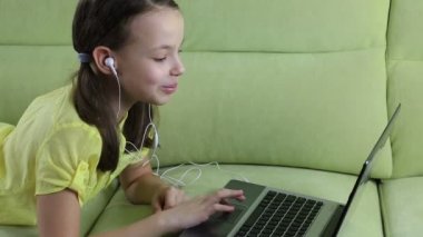 Laptop Skype'takonuşurken duygusal küçük kız.