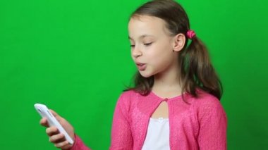 Skype telefon konuşuyor duygusal küçük kız.