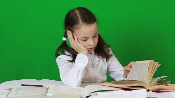 Muchacha triste escribiendo, reeding. Niño haciendo la tarea . — Vídeos de Stock