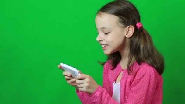 Συναισθηματική κοριτσάκι που παίζει για το smartphone. — Αρχείο Βίντεο