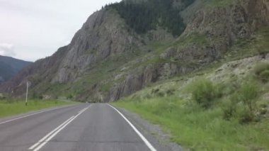 Dağ nehir Chuya Chuysky Trakt boyunca