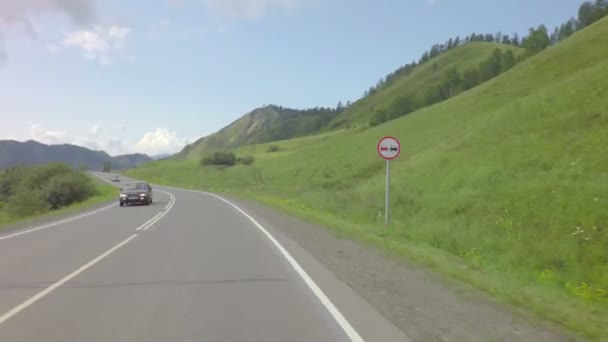 Chuysky Trakt에 이동 하는 자동차 — 비디오
