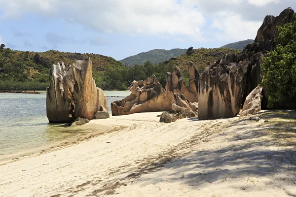 Hermosas rocas de granito enorme en la playa en la isla de Curieuse en el Océano Índico . —  Fotos de Stock