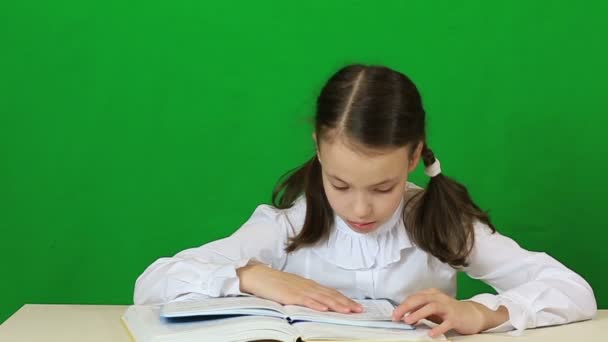 Emocional niña está cansada de la gran tarea . — Vídeos de Stock