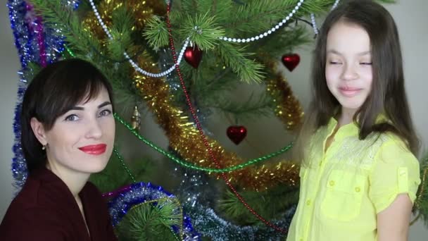 Giovane ragazza aiutando sua madre a decorare l'albero di Natale — Video Stock