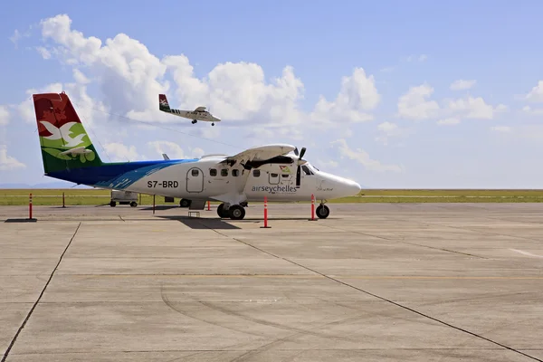 Lokalne linie lotnicze samolotów na Seychelles lotnisko na wyspie Mahe. — Zdjęcie stockowe