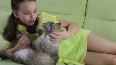 Küçük kız onun sevgili kedi ile iletişim kurar..
