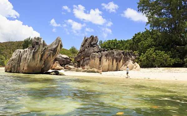 Magnifiques énormes blocs de granit sur la plage de l'île Curieuse dans l'océan Indien . — Photo