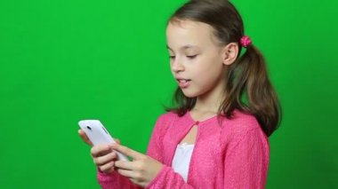 Duygusal küçük kız Smartphone'da konuşuyor.