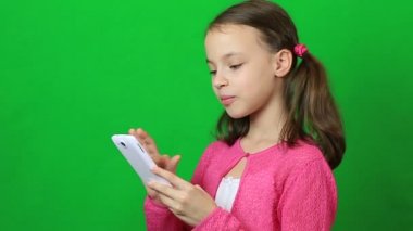 Duygusal küçük kız Smartphone'da konuşuyor.