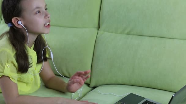 Belle fille émotionnelle écoutant la chanson sur ordinateur portable et chante . — Video