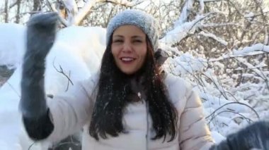 Kar kış Park yağmuruna eğleniyor mutlu güzel kız.