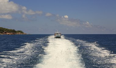 Hint Okyanusu'nda turist tekne. Seyşel Adaları.