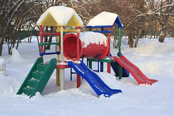 Complesso di giochi sportivi per bambini in inverno . — Foto Stock