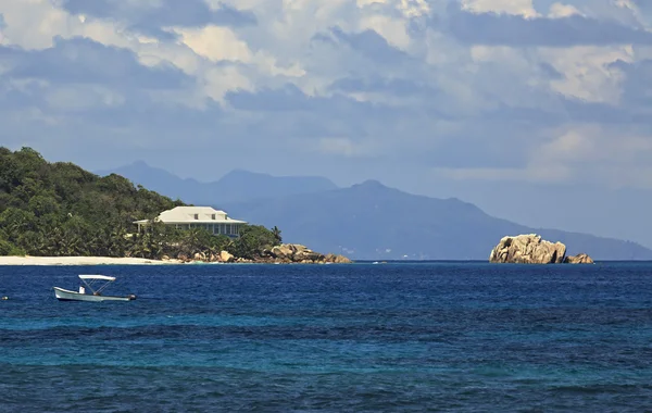 Villa na costa da Ilha Cousin, no Oceano Índico. Seicheles . — Fotografia de Stock