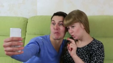 Genç gay çift kendini smartphone yapıyor. Aptal eğlenceli.