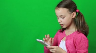 Skype telefon konuşuyor duygusal küçük kız.