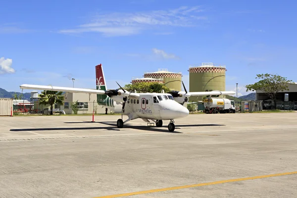 Lokalne linie lotnicze samolotów na Seychelles lotnisko na wyspie Mahe. — Zdjęcie stockowe