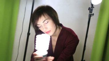 Kamera ışık ekipmanları ile poz güzel duygusal modeli.