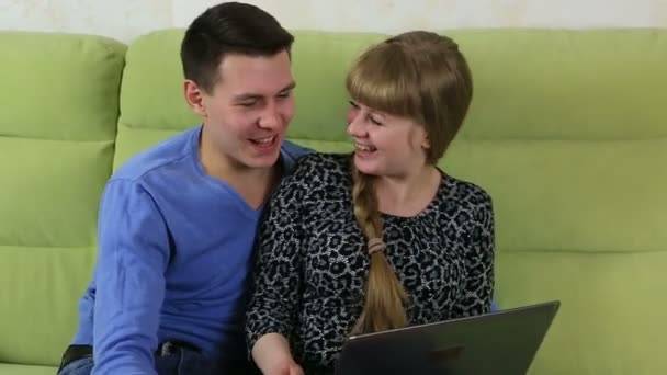 Jeune couple gay parler sur Skype sur ordinateur portable . — Video