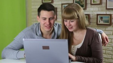 Komik duygusal çift alışveriş online ve plastik kredi kartı ile ödeme.