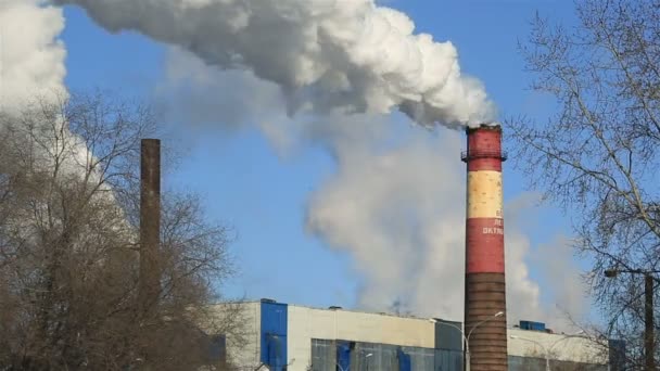 Fábrica, humo y cielo azul en la mañana de invierno — Vídeos de Stock