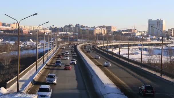 Tráfico de coches en el puente. Ciudad de invierno Omsk. Cronograma — Vídeo de stock