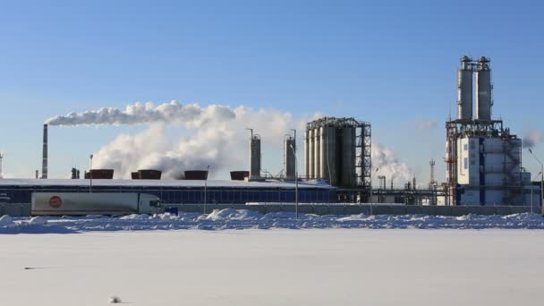 Kış sabahı fabrika, duman ve mavi gökte — Stok video