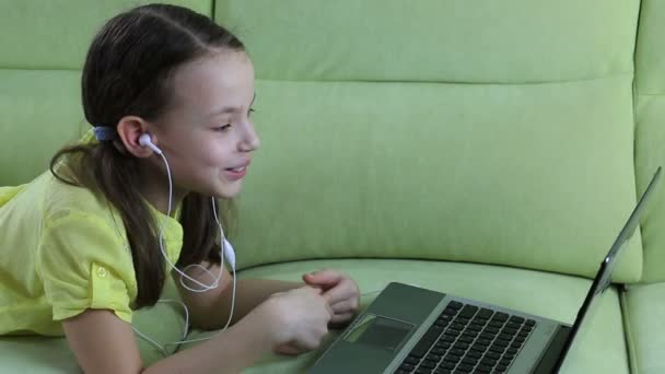 Menina assustada parece terrível vídeo no laptop . — Vídeo de Stock