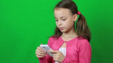 Skype telefon konuşuyor duygusal küçük kız.