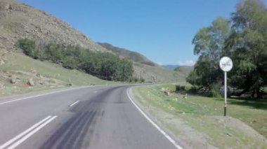 Dağ nehir Chuya Chuysky Trakt boyunca