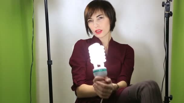 Vackra känslomässiga modell poserar på kamera med ljus utrustning. — Stockvideo