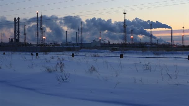 Raffinerie au coucher du soleil fond du ciel. Soirée d'hiver enneigée givrée . — Video