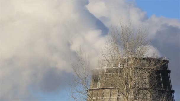 Vista de la estación de calor eléctrica, humo de la chimenea en el frío día de invierno — Vídeo de stock