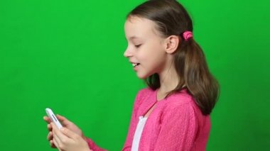 Skype telefon konuşuyor duygusal küçük kız.