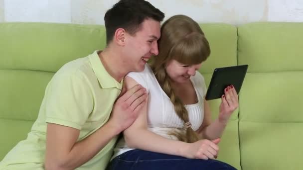 muzh-obshaetsya-po-skaypu-s-devushkoy-seks-video-so-spyashimi-na-plyazhe