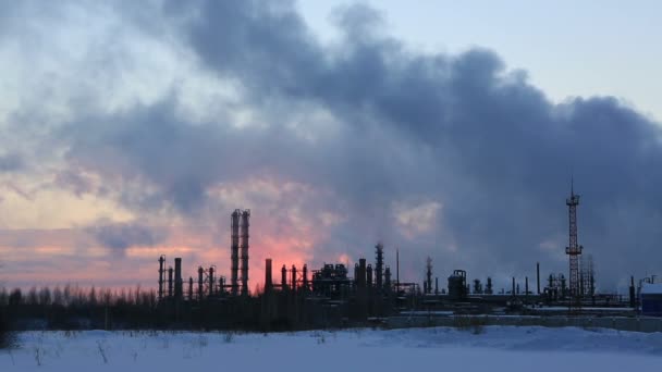 Refinería al atardecer fondo cielo. Tarde de invierno nevada helada . — Vídeo de stock