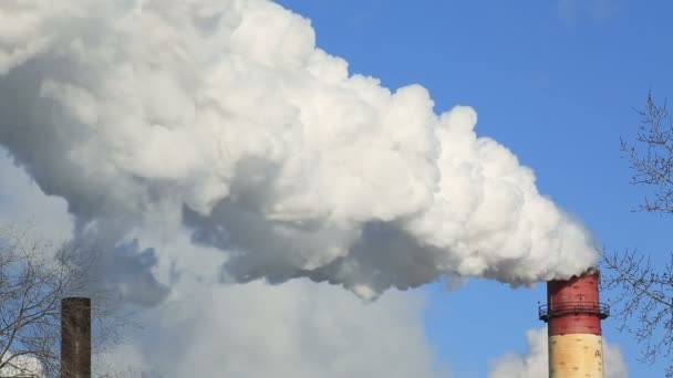 Paisaje invernal de humo de las chimeneas de la planta contra el cielo azul helado día brumoso — Vídeos de Stock