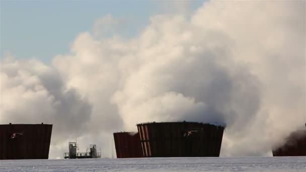 Zimowy krajobraz dym z kominów elektrowni na mroźny dzień mglisty niebieski niebo — Wideo stockowe