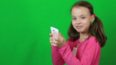 Skype telefon konuşuyor duygusal küçük kız.